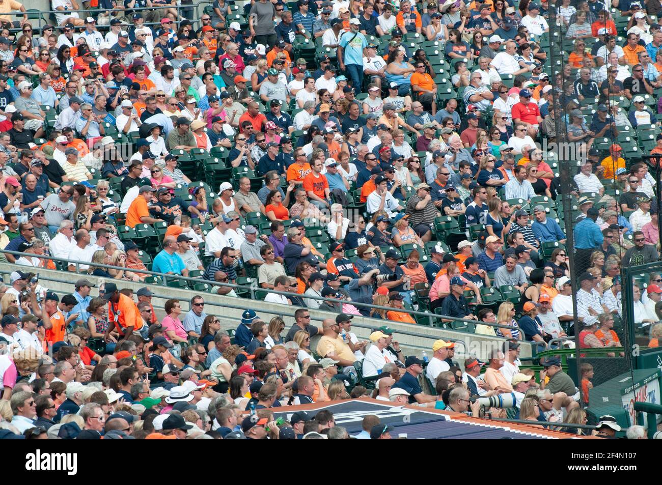 Des centaines de fans de baseball dans les stands d'un match des Detroit Tigers au parc Comerica à Detroit, Michigan Banque D'Images