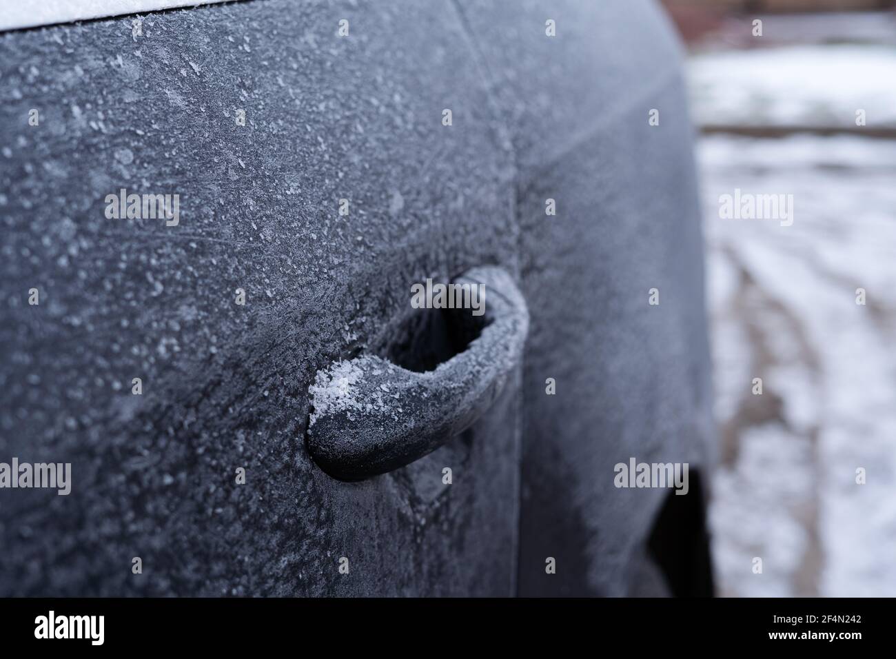 Poignée d'ouverture de porte de voiture gelée en hiver, gros plan Photo  Stock - Alamy