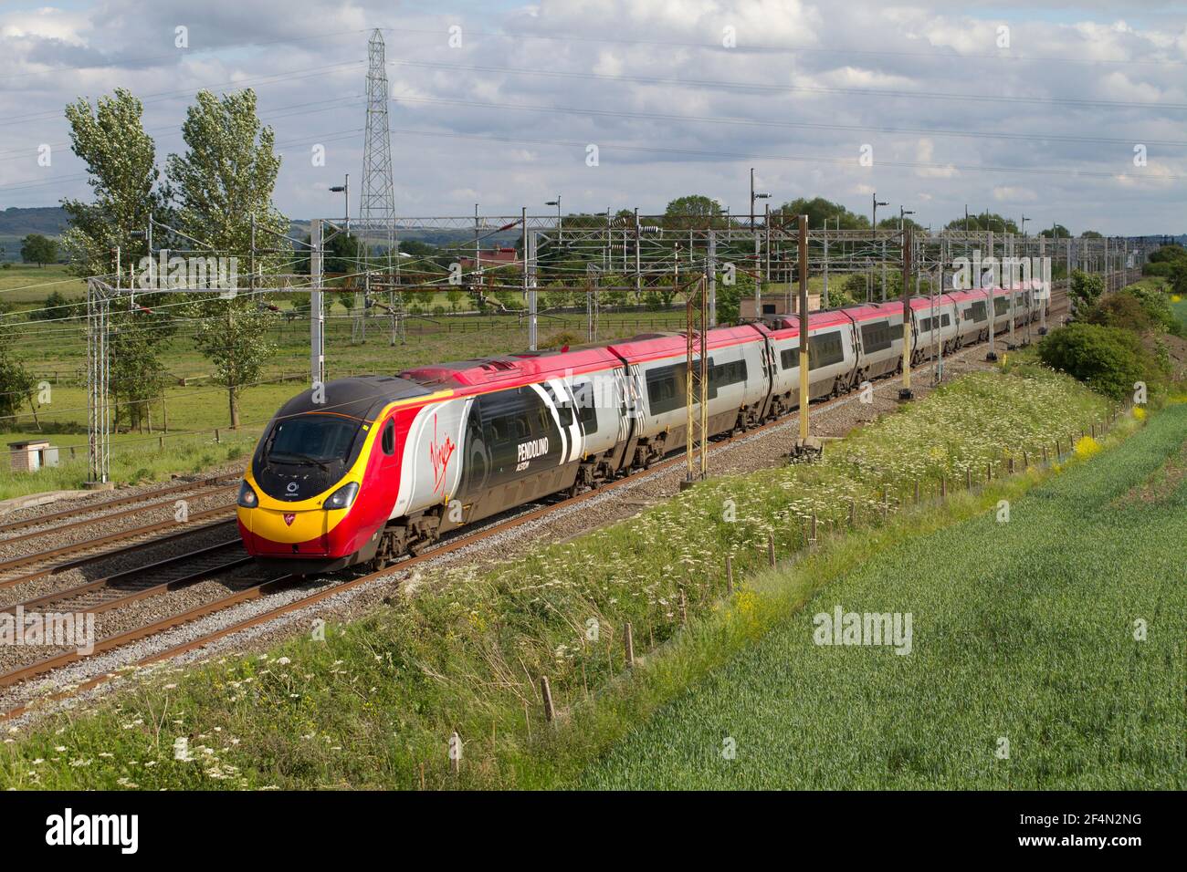 Une unité multiple électrique Pendolino de classe 390 numéro 390034 dans une livrée Alstom spéciale qui travaille sur un service de la côte ouest de la Vierge en direction du nord. Banque D'Images