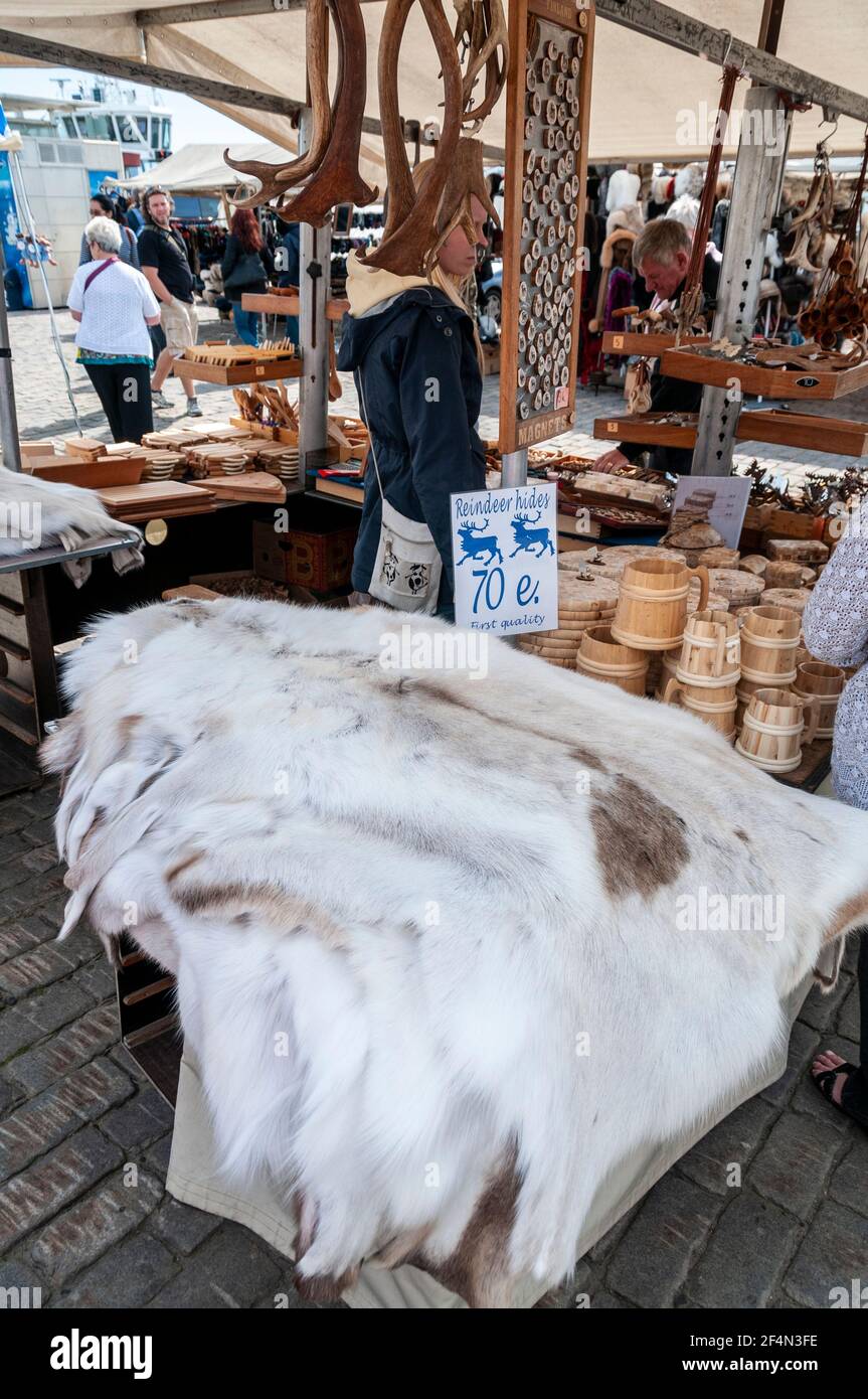 Peaux de rennes finlandais en vente sur un marché en plein air à Kauppatori (place du marché), sur le port principal d'Helsinki, en Finlande. Banque D'Images