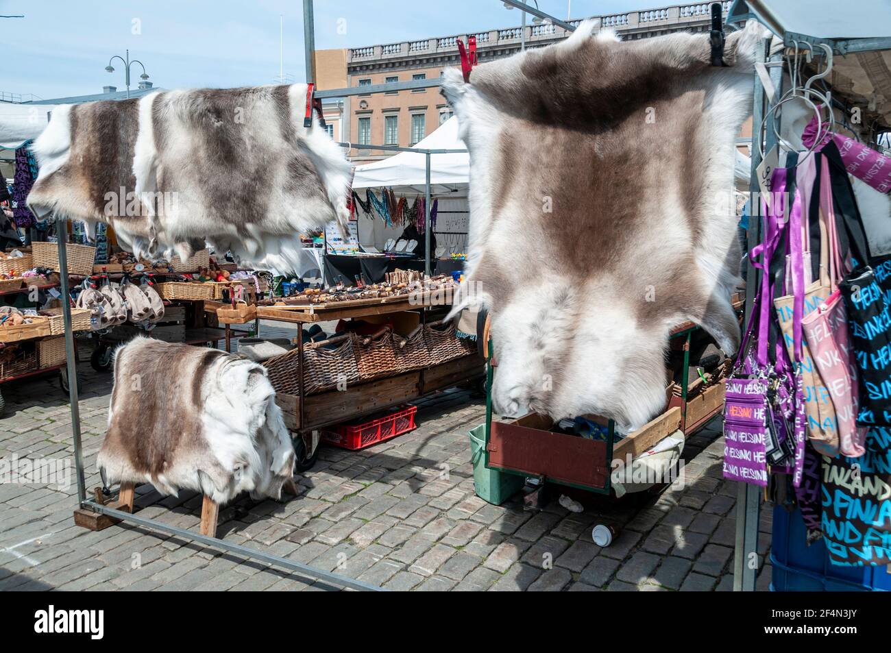 Vêtements d'hiver en peaux d'animaux et de rennes finlandais, en vente sur un marché en plein air à Kauppatori (place du marché) sur le port principal en H Banque D'Images
