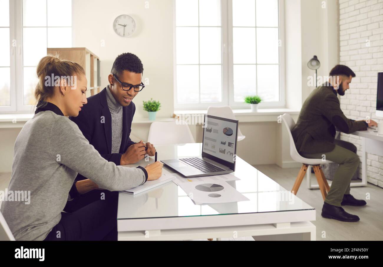 Des personnes se réunissent au bureau, travaillent sur le projet, analysent les données et font un plan d'affaires Banque D'Images