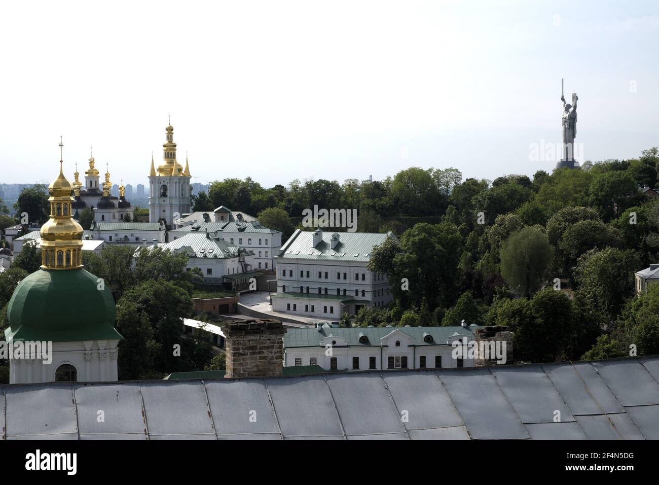 Dômes verts et dorés du monastère des Grottes, avec le Monument de l'indépendance au-delà (à droite), Kiev, Ukraine Banque D'Images