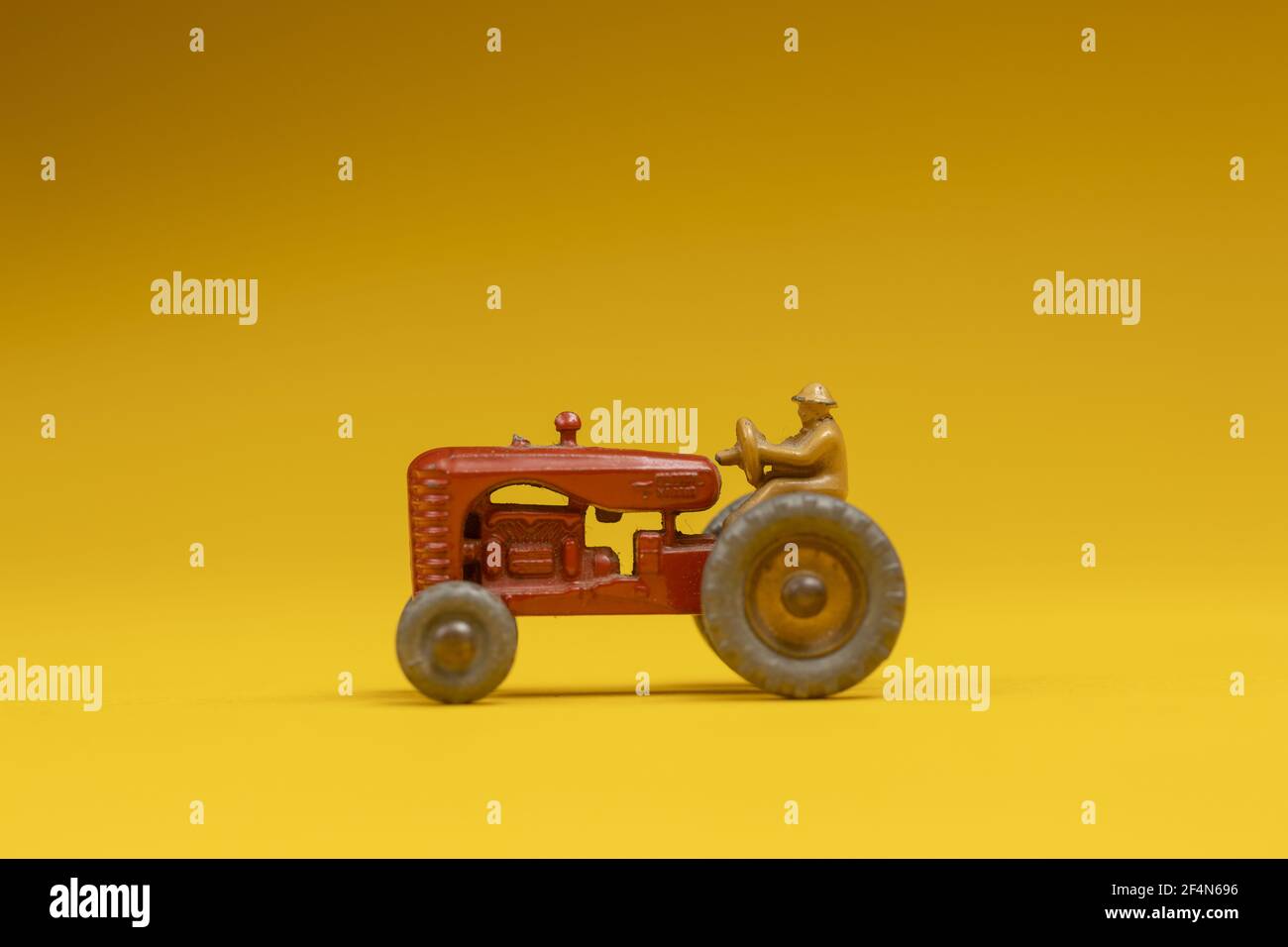 Le jouet de studio reste vivant sur un fond jaune sans couture. Banque D'Images