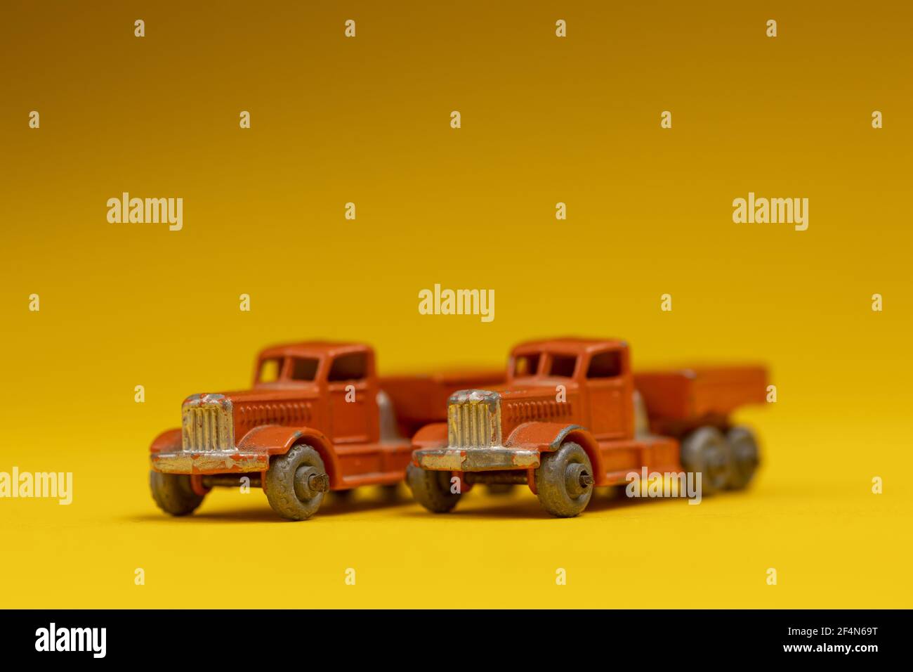 Le jouet de studio reste vivant sur un fond jaune sans couture. Banque D'Images