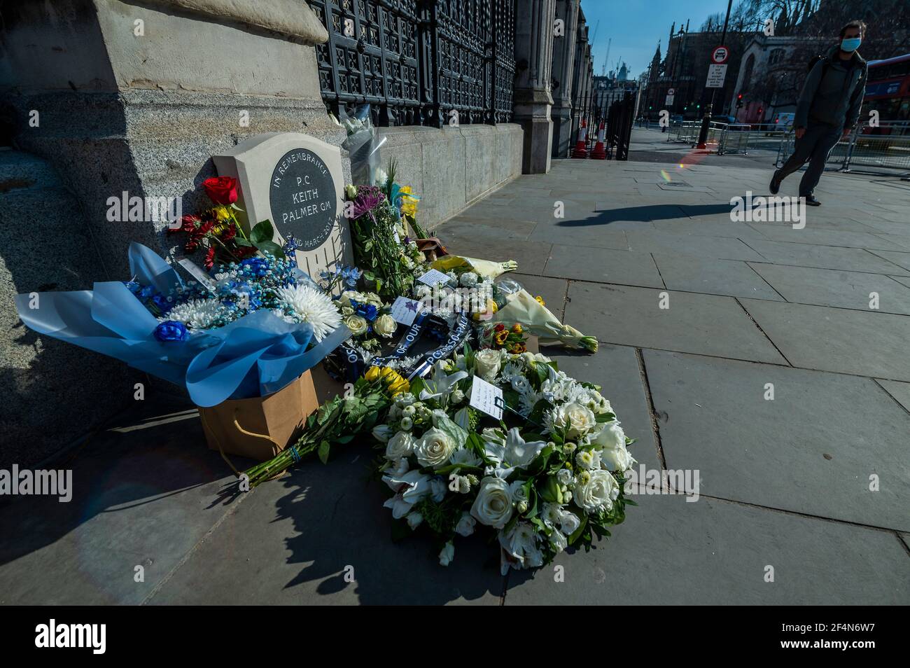 Londres, Royaume-Uni. 22 mars 2021. Des fleurs sont déposées sur la place du Parlement en souvenir de l'anniversaire de l'attaque du pont de Westminster et du meurtre du PC Keith Palmer à l'entrée du Palais de Westminster. Crédit : Guy Bell/Alay Live News Banque D'Images