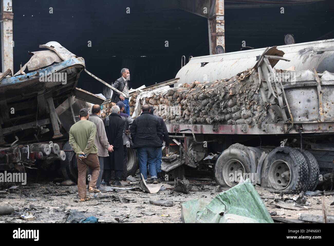 Idlib - Syrie, passage de Bab al-Hawa, 22 mars 2021, des civils inspectent leur propriété, qui a été incendiée après une frappe aérienne russe qui a ciblé un garage pour camions commerciaux près du poste frontalier de Bab al-Hawa avec la Turquie, qui est contrôlé par l'opposition syrienne Credit: Rami Alsayed/Alay Live News Banque D'Images