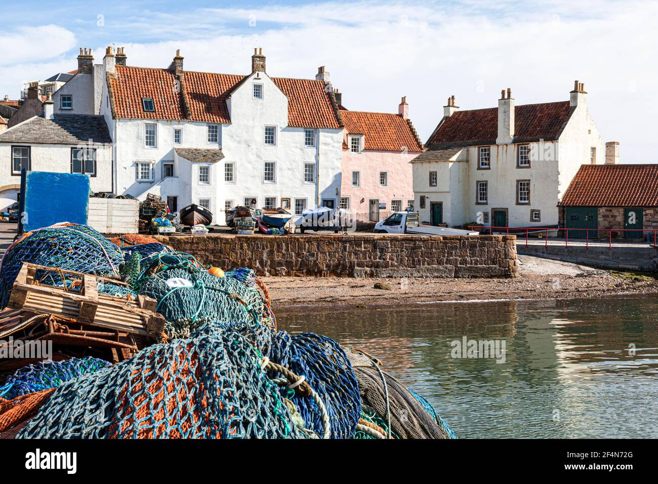 Vieilles maisons sur le port dans le village de pêcheurs de Pittenweem dans le Neuk est de Fife, en Écosse, au Royaume-Uni Banque D'Images