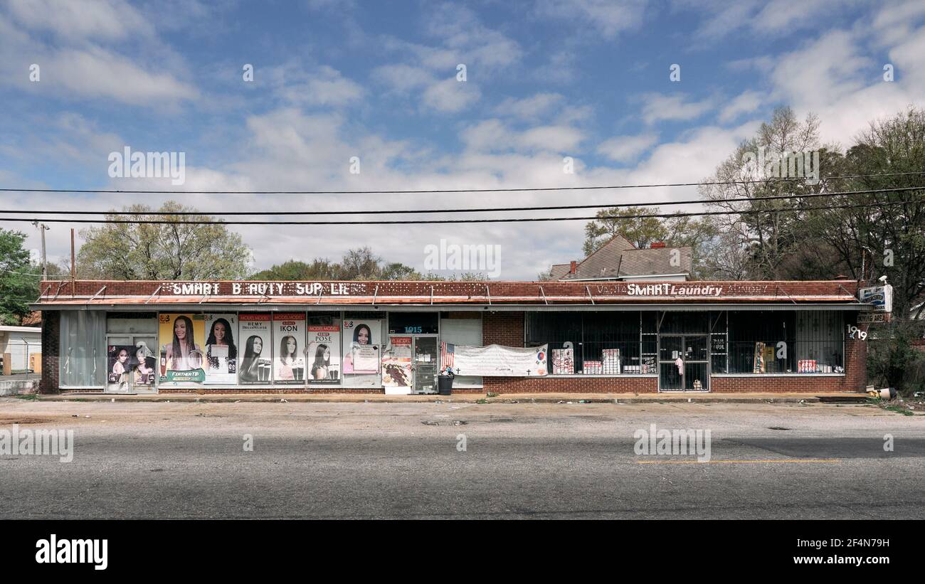 Délabré des magasins appartenant à une minorité urbaine ou des magasins dans un quartier pauvre de Montgomery Alabama, États-Unis. Banque D'Images