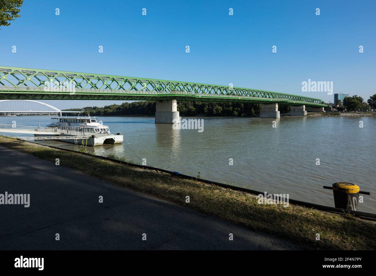 Vieux pont vert à Bratislava Banque D'Images