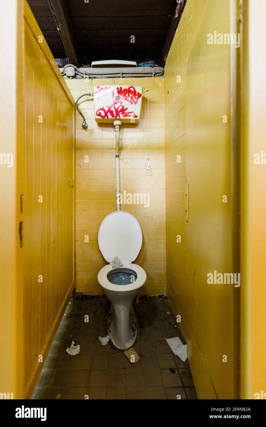 Salle de bains poubelle avec carreaux jaunes Banque D'Images