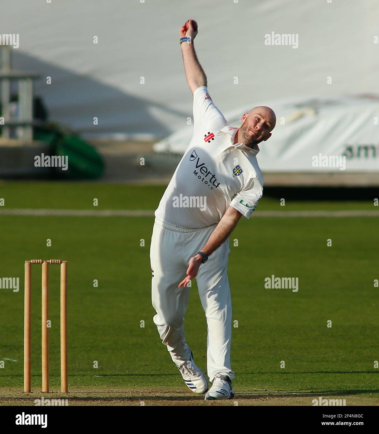 Yorkshire County Cricket, Emerald Headingley Stadium, Leeds, West Yorkshire, 22 mars 2021. Pré-saison conviviale - Club de cricket du comté du Yorkshire vs Club de cricket du comté de Durham, 1er jour. Chris Rushworth du bowling du club de cricket du comté de Durham. Crédit : Touchlinepics/Alamy Live News Banque D'Images