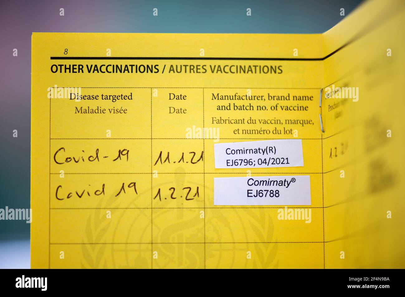 2 vaccinations Covid figurant sur une carte de vaccination Banque D'Images