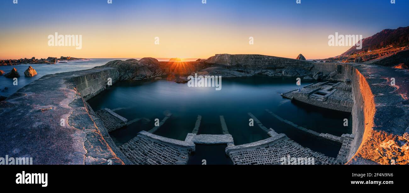 Ancienne ferme de fruits de mer à A Guarda, Galice, Espagne, juste au coucher du soleil Banque D'Images