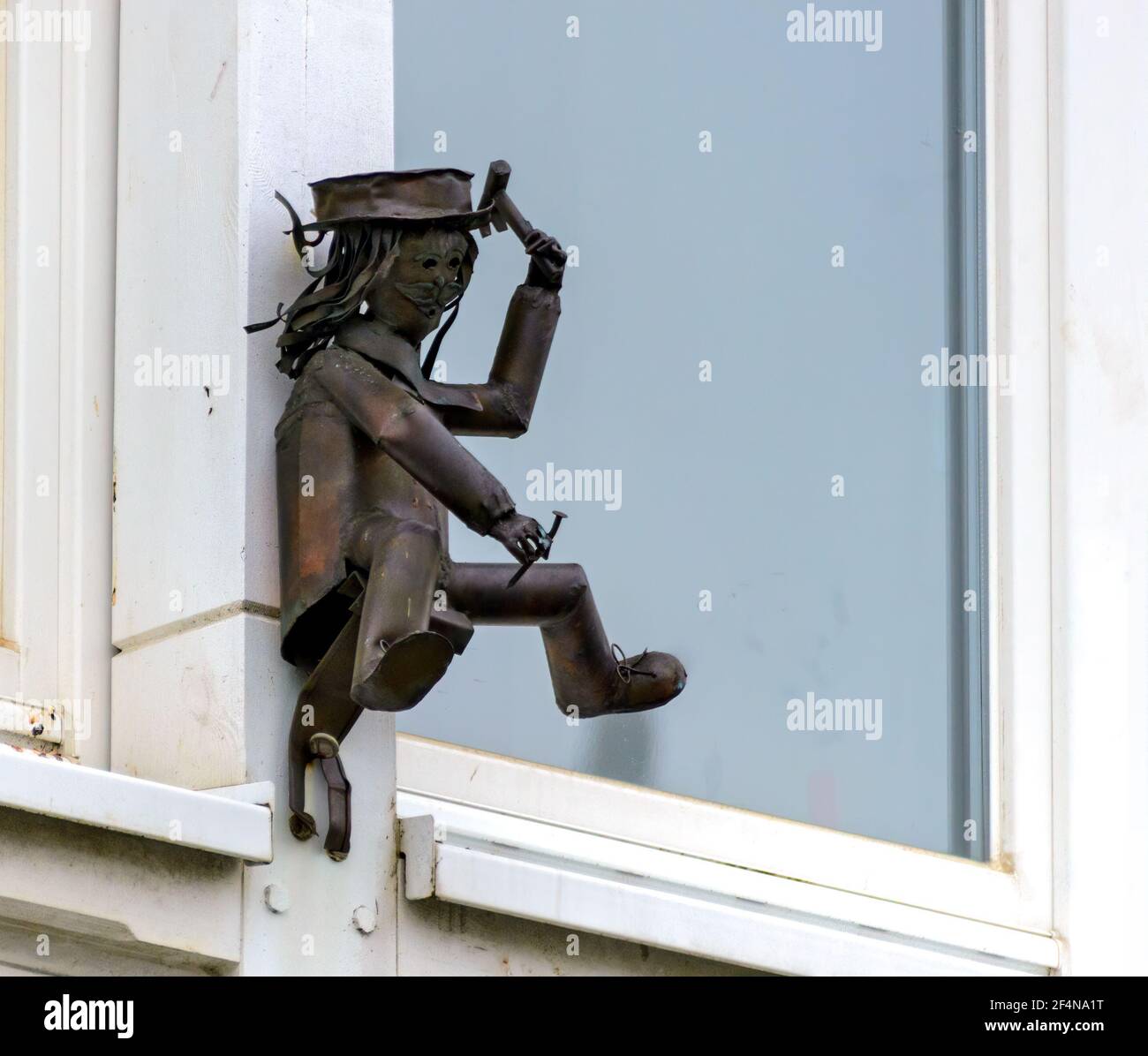 Figure métallique représentant un charpentier comme marque de maison à Binz Banque D'Images