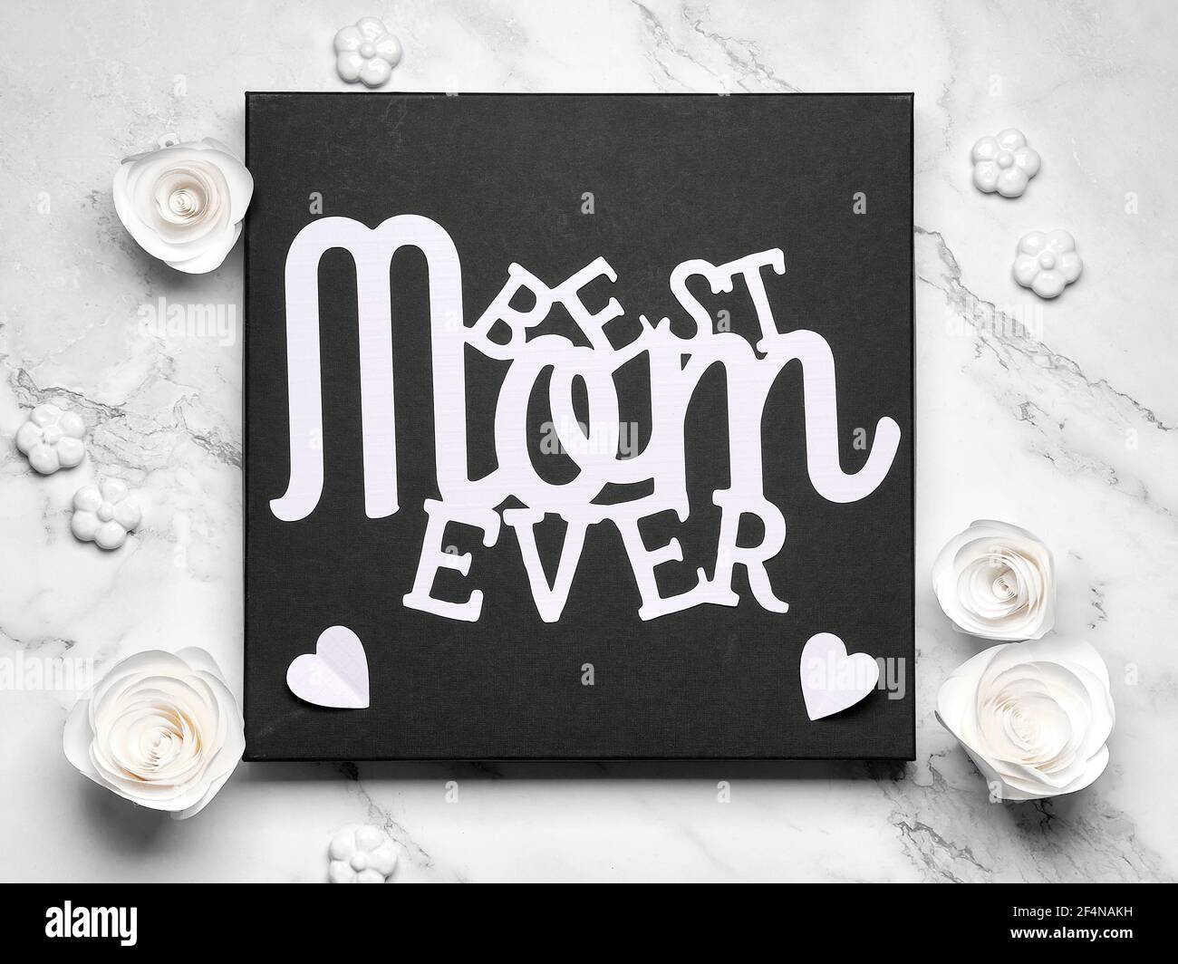 Texte Papier Meilleur Maman Jamais Sur Tableau Carre Noir Cadre Carte De Vœux Pour La Fete Des Meres Roses En Papier Blanc Sur Fond Ivoire Blanc Casse Photo Stock Alamy