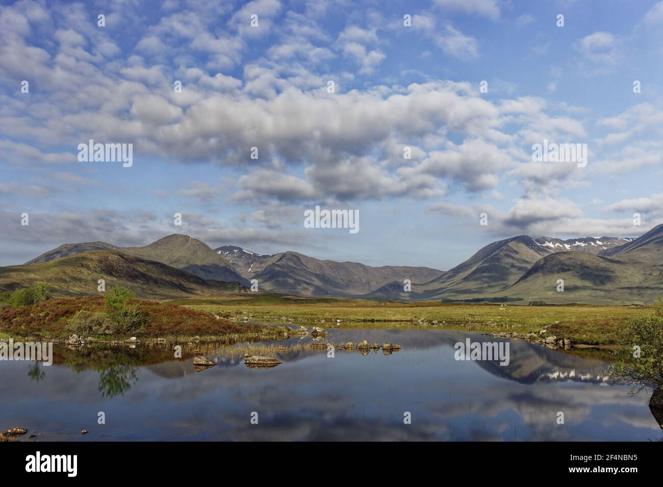 Des montagnes de Glencoe se reflètent dans Lochan Na h Achlaise Rannoch Moor, SpringtimeScotland, Royaume-Uni LA006210 Banque D'Images