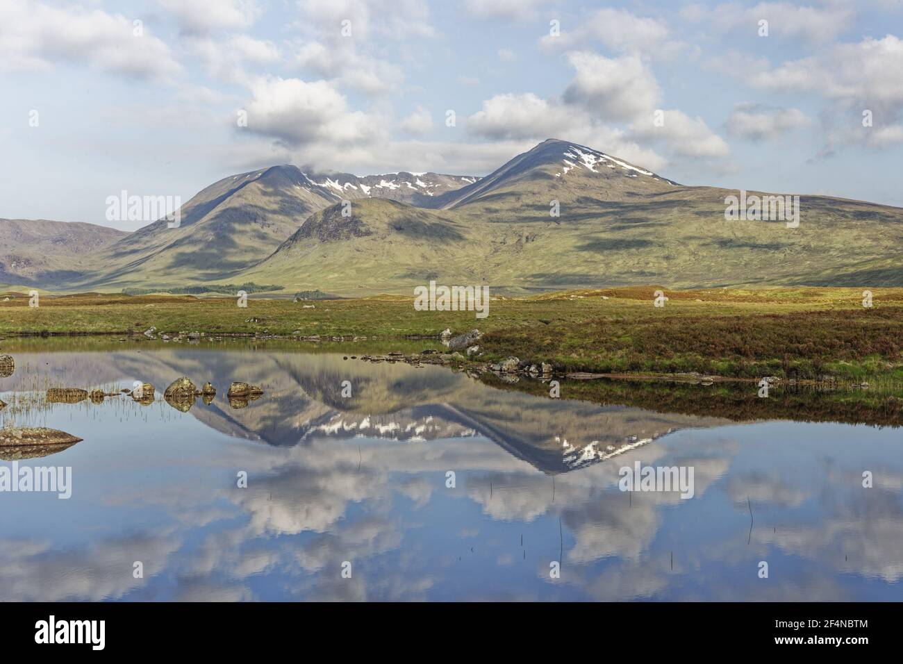 Des montagnes de Glencoe se reflètent dans Lochan Na h Achlaise Rannoch Moor, SpringtimeScotland, Royaume-Uni LA006213 Banque D'Images