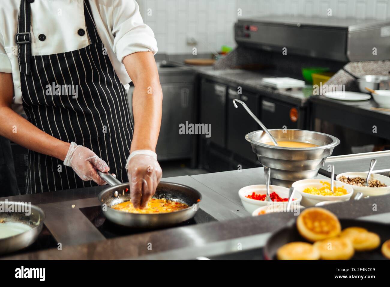 Le restaurant prépare des plats dans la cuisine Banque D'Images
