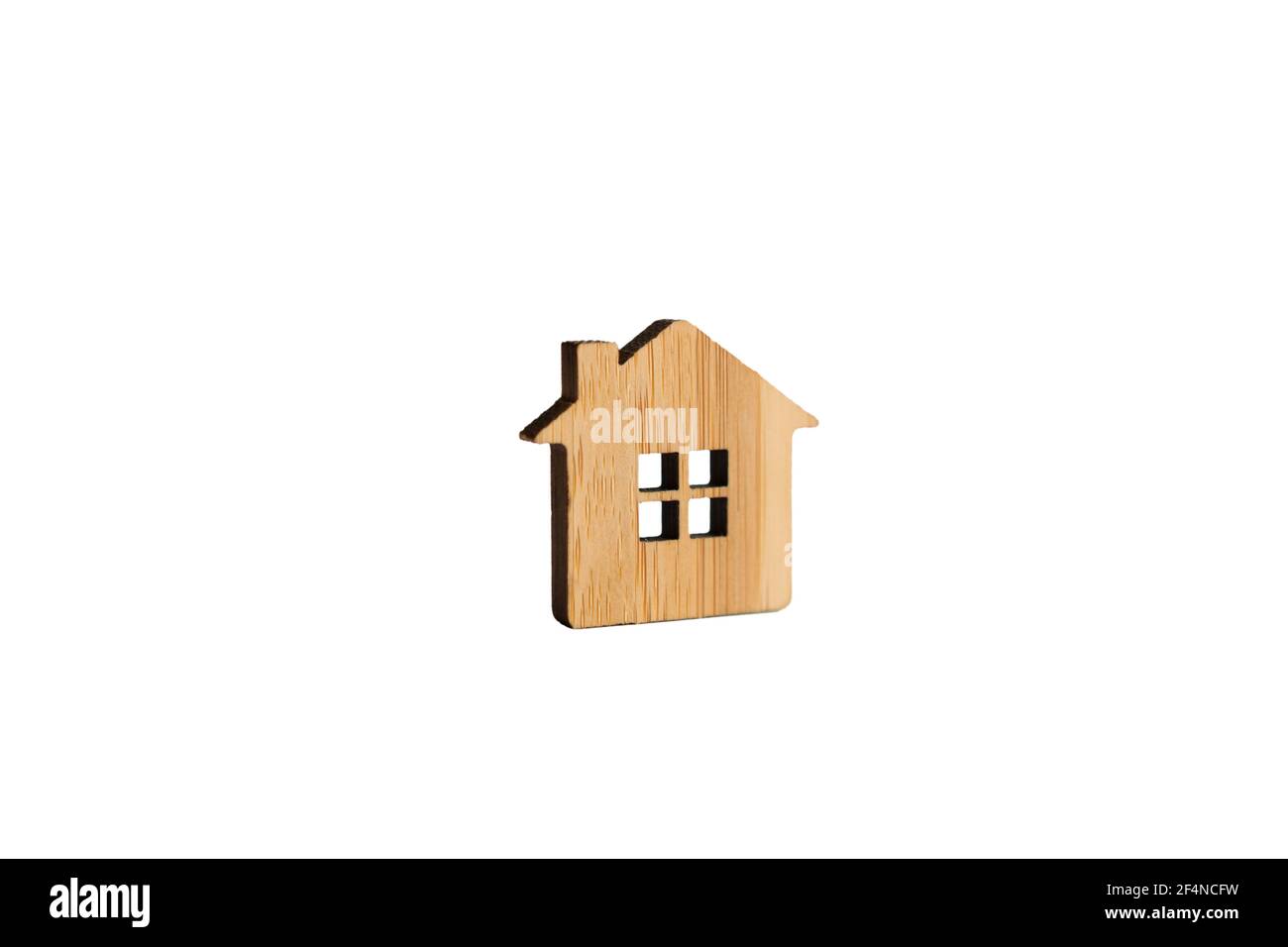 Maison en bois sur fond blanc isolée. Ferme, nouvelle maison, construction, relocalisation, achat immobilier, prêt hypothécaire, loyer. Porte-clés, poignée de commande, modèle Banque D'Images