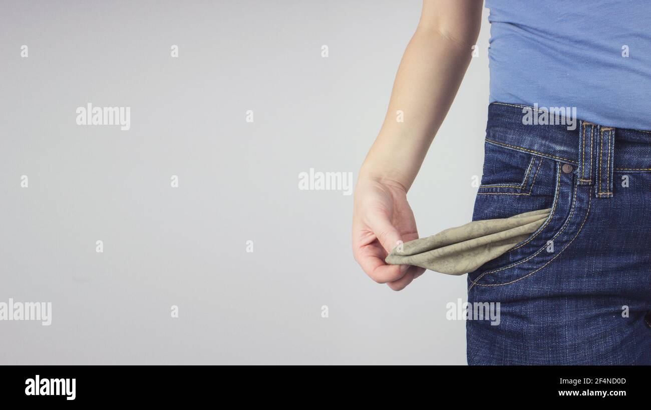 Gros plan Jeune femme adulte en Jean montrant une poche vide Banque D'Images