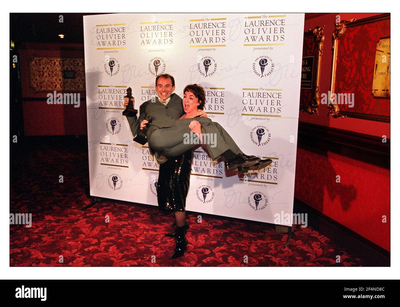Les Prix Laurence Olivier 2001 Samantha Spiro et Daniel Evans. Meilleur acteur et actrice dans une comédie musicale NOUS ROULONS LE LONG du spectacle a également gagné meilleure nouvelle comédie musicale. 23/2/2001 Banque D'Images
