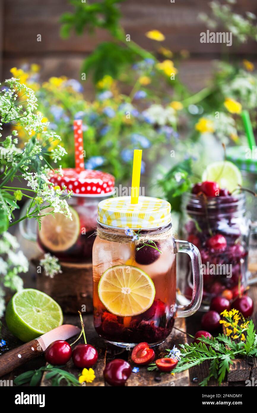 Limonade froide maison saine avec baies fraîches et fruits dans un pot de maçon Banque D'Images