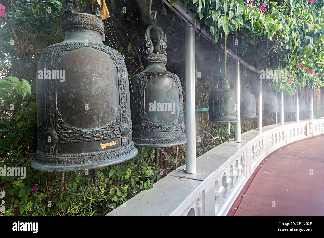 Cloches dans la brume, Wat Saket, Golden Mountain, Temple de Srakesa, Bangkok, Thaïlande Banque D'Images