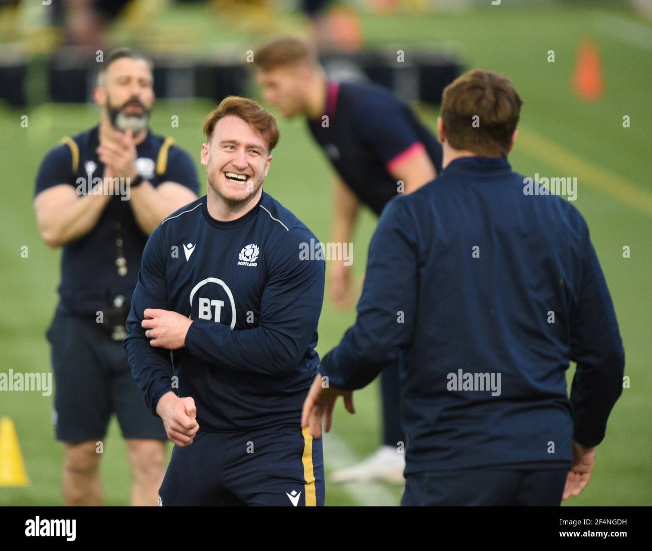 Centre sportif Oriam Riccarton, Édimbourg. Écosse, Royaume-Uni. 22 mars 21. Match Guinness six Nation en France. Team-Mates (Exeter Chiefs) Stuart Hogg le capitaine écossais partage une blague avec Sam Skinner Credit: eric mccowat/Alay Live News Banque D'Images