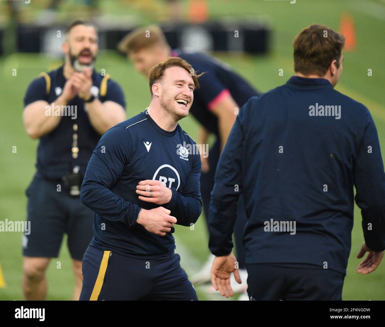 Centre sportif Oriam Riccarton, Édimbourg. Écosse, Royaume-Uni. 22 mars 21. Match Guinness six Nation en France. Team-Mates (Exeter Chiefs) Stuart Hogg le capitaine écossais partage une blague avec Sam Skinner Credit: eric mccowat/Alay Live News Banque D'Images
