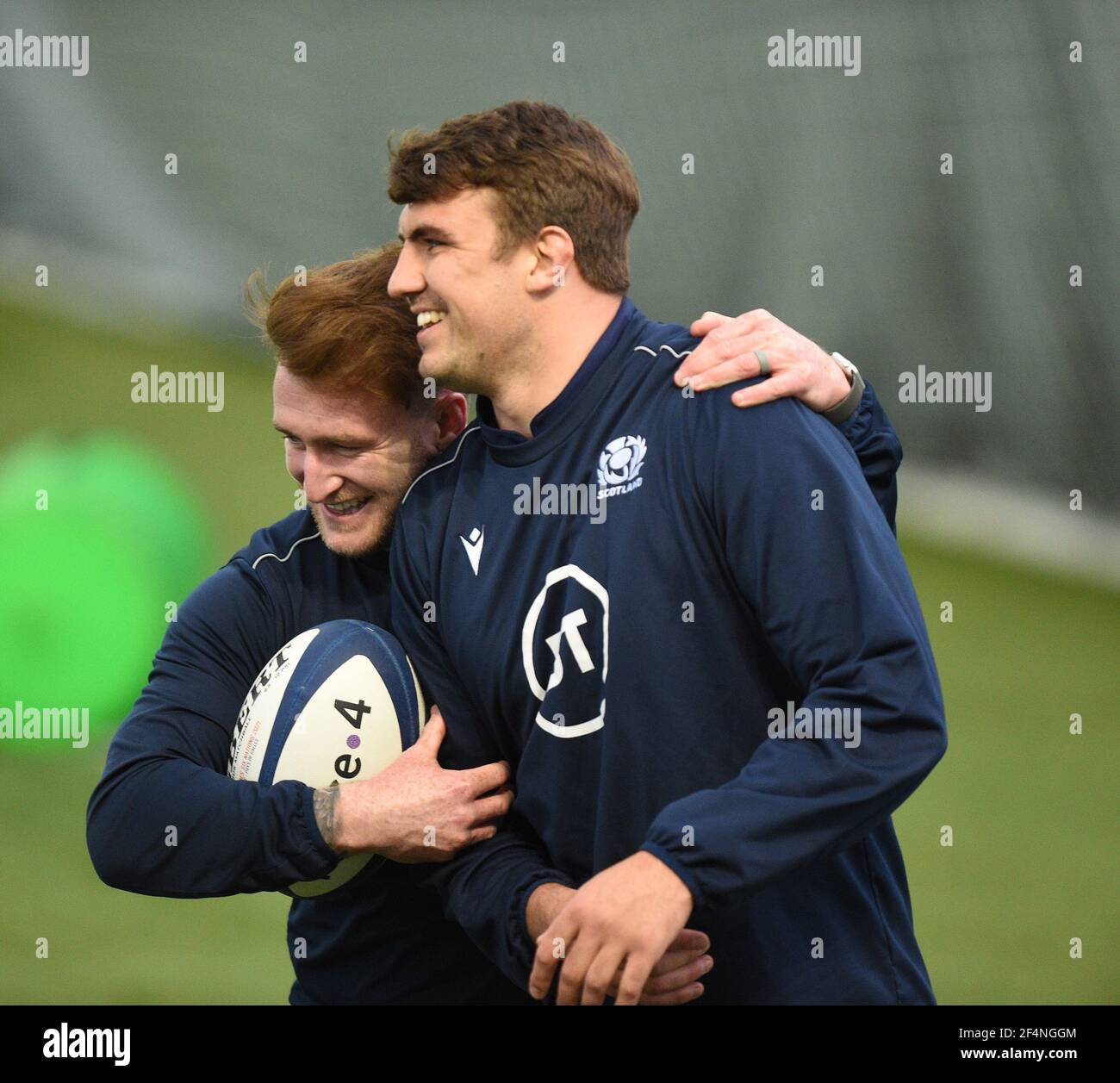 Centre sportif Oriam Riccarton, Édimbourg. Écosse, Royaume-Uni. 22 mars 21. Match Guinness six Nation en France. Team-Mates Stuart Hogg (L) le capitaine (Exeter Chiefs) d'Écosse partage une blague avec Sam Skinner (Exeter Chiefs) Credit: eric mccowat/Alay Live News Banque D'Images