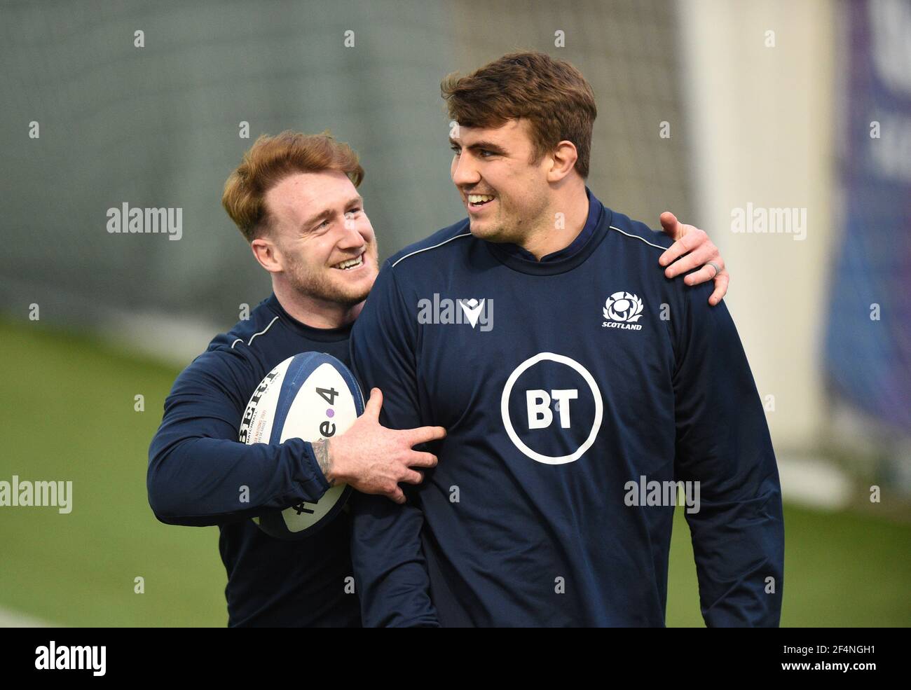 Centre sportif Oriam Riccarton, Édimbourg. Écosse, Royaume-Uni. 22 mars 21. Match Guinness six Nation en France. Team-Mates Stuart Hogg (L) le capitaine (Exeter Chiefs) d'Écosse partage une blague avec Sam Skinner (Exeter Chiefs) Credit: eric mccowat/Alay Live News Banque D'Images