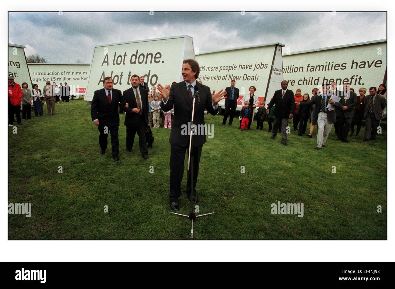 Tony Blair, David Blunkett et John Prescott le 2000 avril lors du lancement de la campagne électorale des gouvernements locaux travaillistes 2000 à l'Open University de Milton Keyens. Banque D'Images