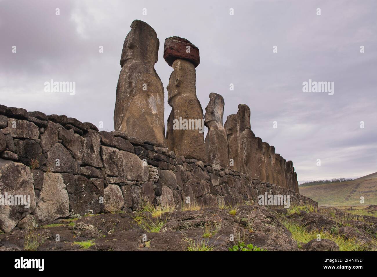 Moais à AHU Tongariki dans une journée nuageuse à l'île de Pâques, Rapa Nui. Banque D'Images