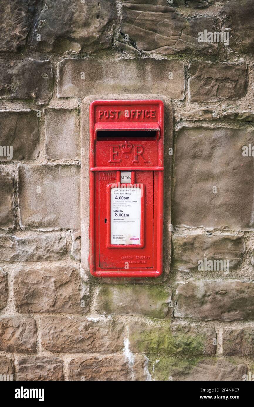 Boîte postale de la lettre du Red Royal Mail dans un vieux sec historique Mur de pierre emplacement rural logo ER et temps de collecte - Éditorial Banque D'Images