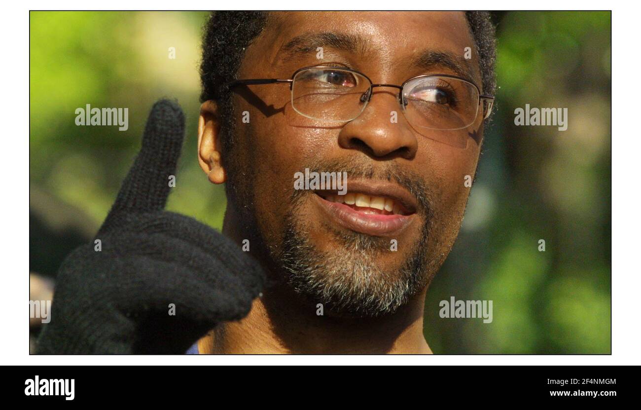 L'ex boxeur Michael Watson qui a été blessé dans son combat avec Chris Eubank est en train de courir le marathon de Londres pour collecter de l'argent pour la charité. Il a commencé dimanche avec tous les autres athlets et espère terminer sur Sa.pic David Sandison 17/4/2003 Banque D'Images