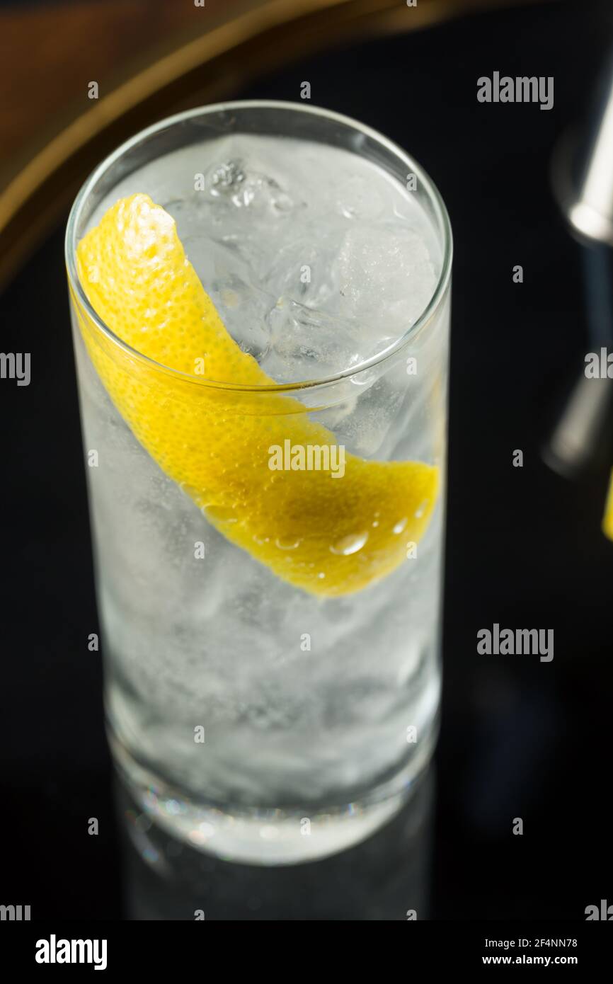 Cocktail de boisson gazeuse à la vodka rafraîchissante avec une tranche de citron Banque D'Images
