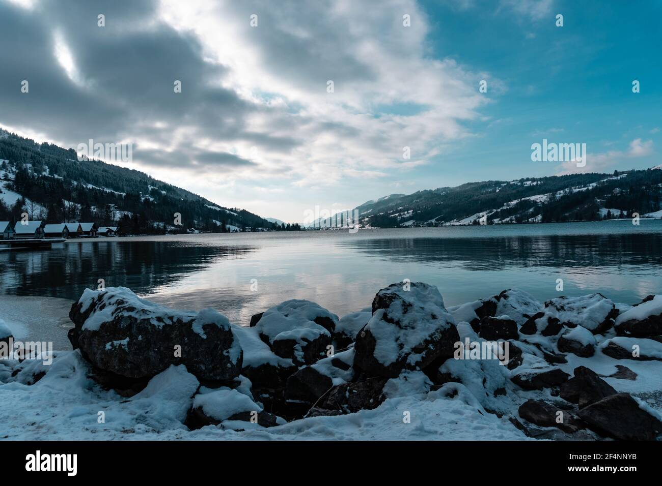 Der Alpsee (Immenstadt Allgäu) im Winter BEI bewölktem Himmel Banque D'Images