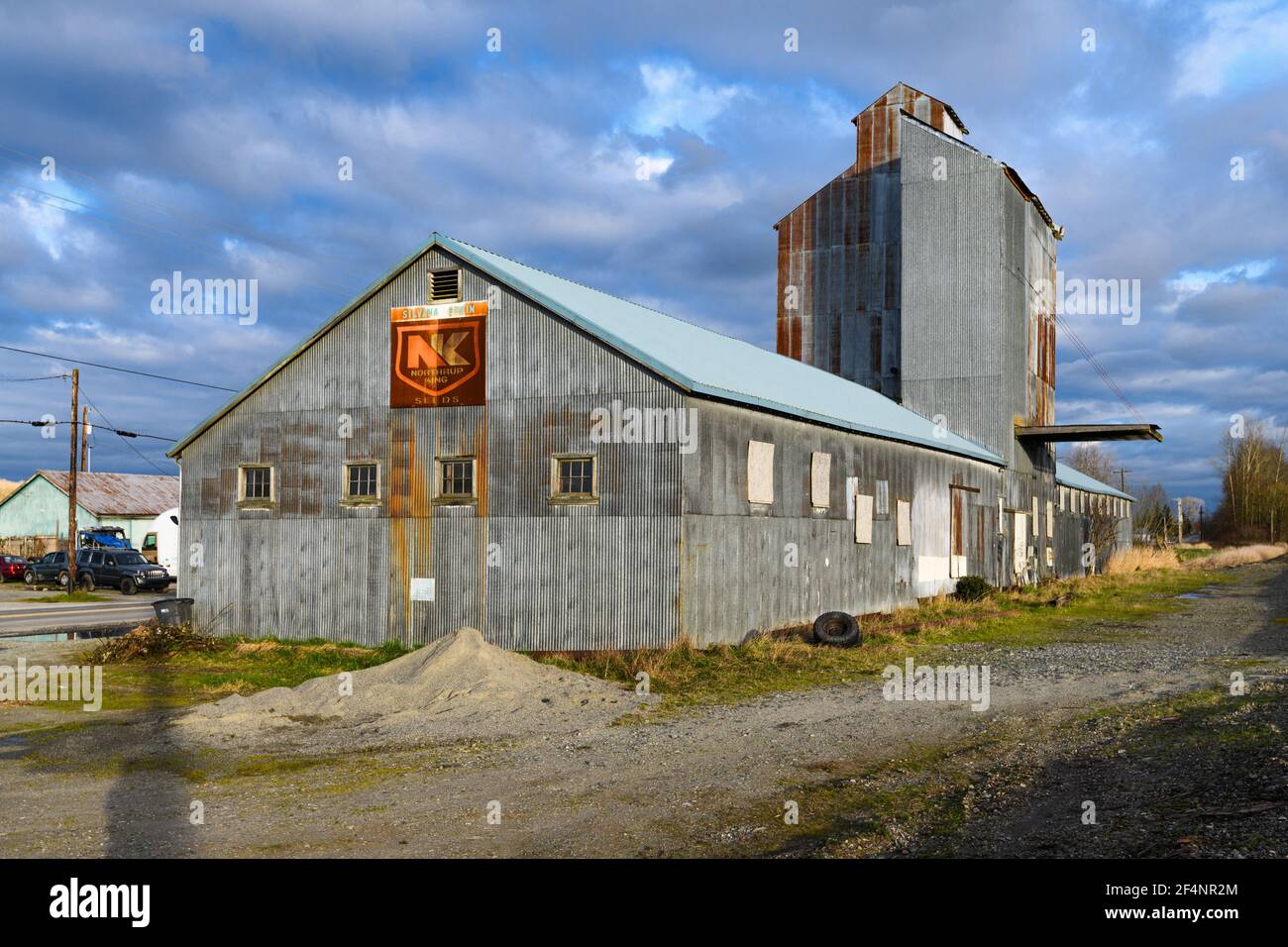 Northrup King Seeds entrepôt de métal dans le comté de Snohomish Washington, anciennement le bâtiment Silvana grain Banque D'Images