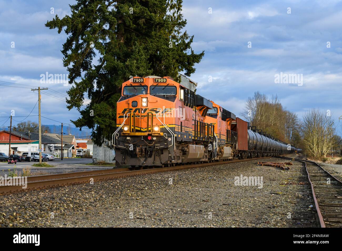 Le train pétrolier de BNSF passe par Silvana dans le comté de Skagit, à Washington État Banque D'Images