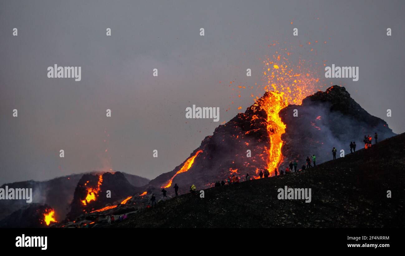 Lave en fusion s'écoulant d'une petite éruption volcanique au Mont Fagradalsfjall, près de la capitale de Reykjavik, dans le sud-ouest de l'Islande, en mars 2021. Banque D'Images