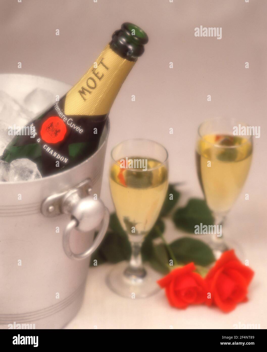 Champagne Moët & Chandon dans un seau à glace avec roses rouges et verres en cristal, Grand Londres, Angleterre, Royaume-Uni Banque D'Images