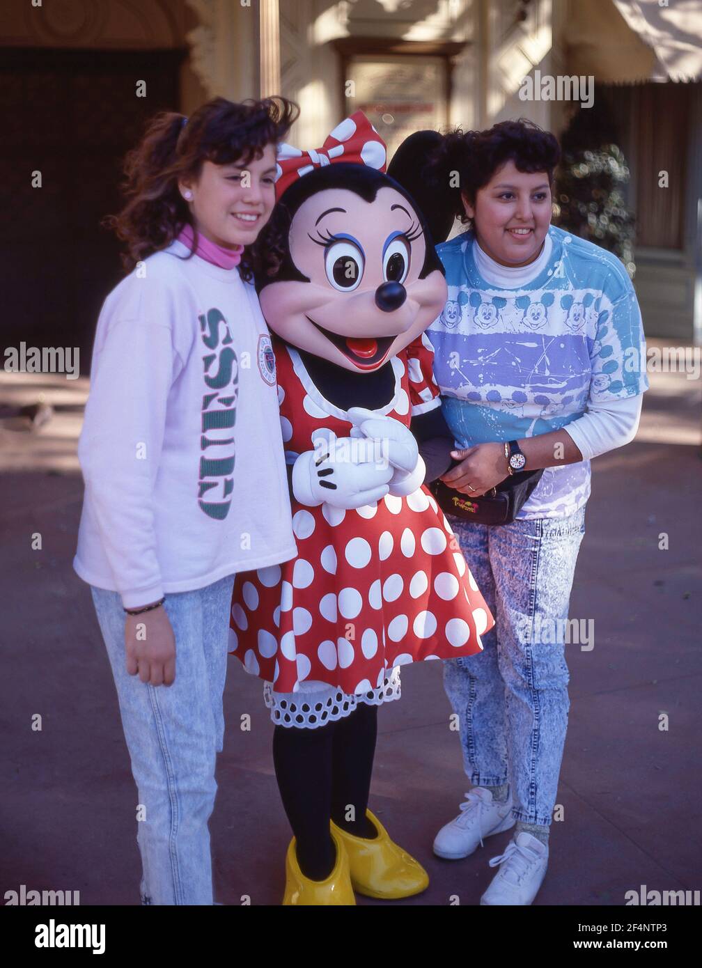 Jeunes femmes avec personnage Minnie, Fantasyland, Disneyland, Anaheim, Californie, États-Unis d'Amérique Banque D'Images