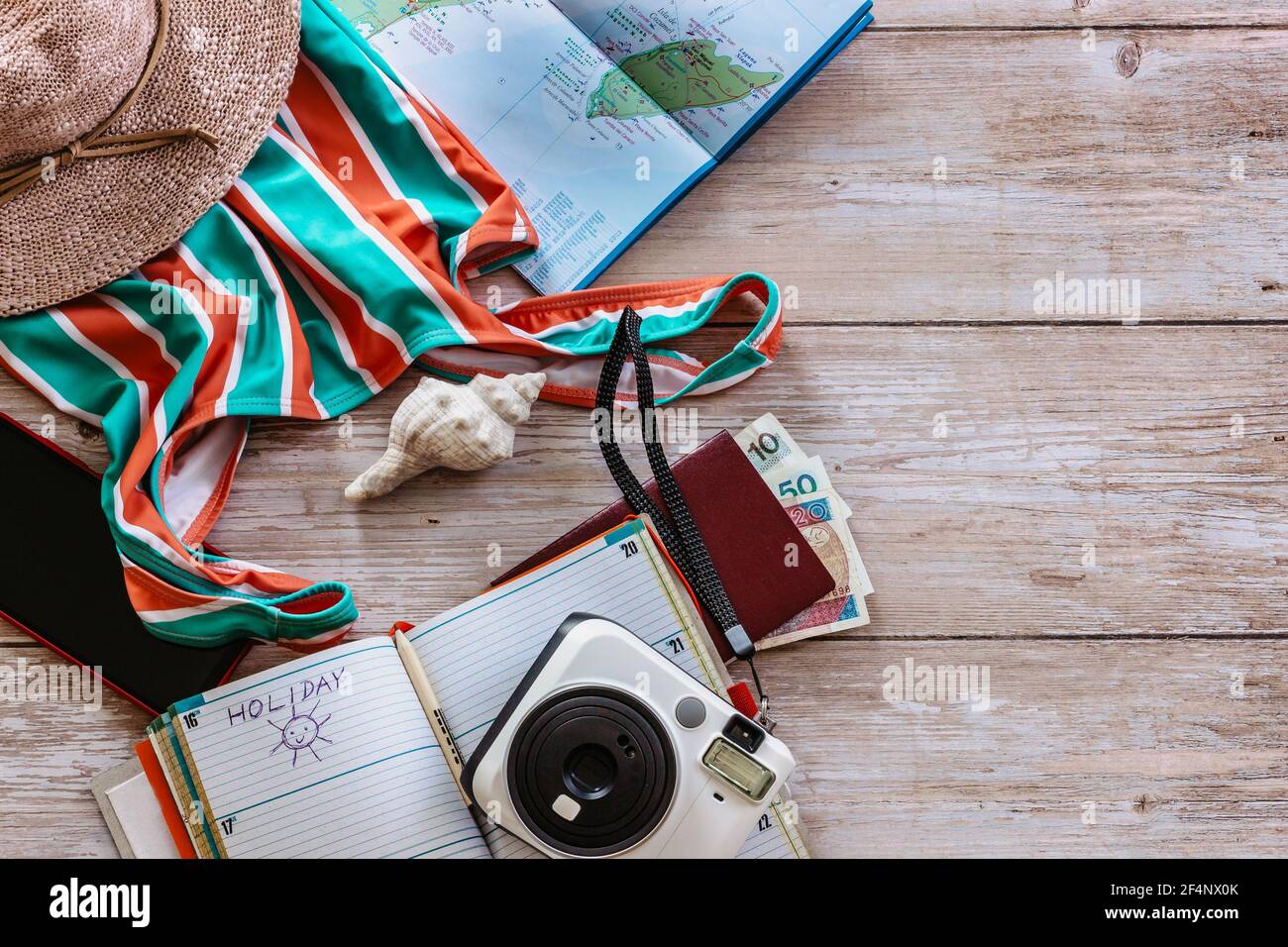 Voyage concept bannière plat Lay.articles pour les vacances d'été: Passeport, maillot de bain, chapeau, argent, carte du Mexique, appareil photo, journal intime espace de copie.Top View Holiday concept. Banque D'Images