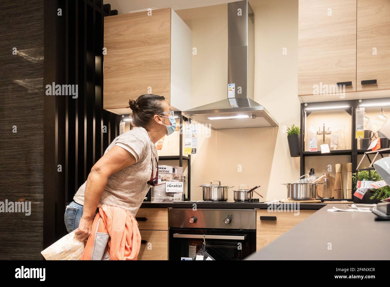 Femme portant le visage couvrant les achats pour la nouvelle cuisine dans le magasin Ikea en Espagne pendant Covid, pandémie de coronavirus. Banque D'Images