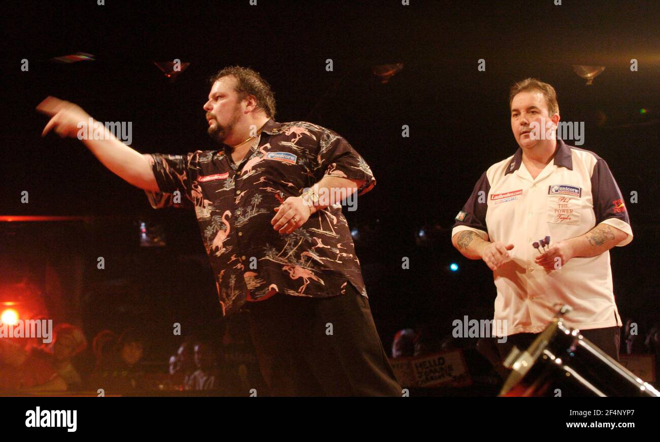 FINALE DES FLÉCHETTES DU MONDE AU CIRQUE TAVEN PETER MANLEY ET PHIL TAYLOR 2/1/2006 PHOTO DAVID ASHDOWNDARTS Banque D'Images