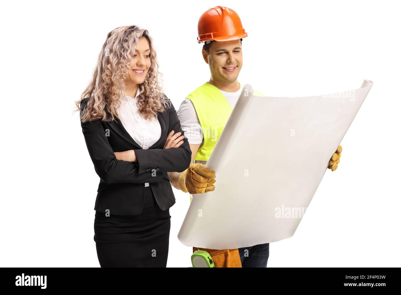 Ingénieur avec un casque montrant un plan à une femme d'affaires isolé sur fond blanc Banque D'Images