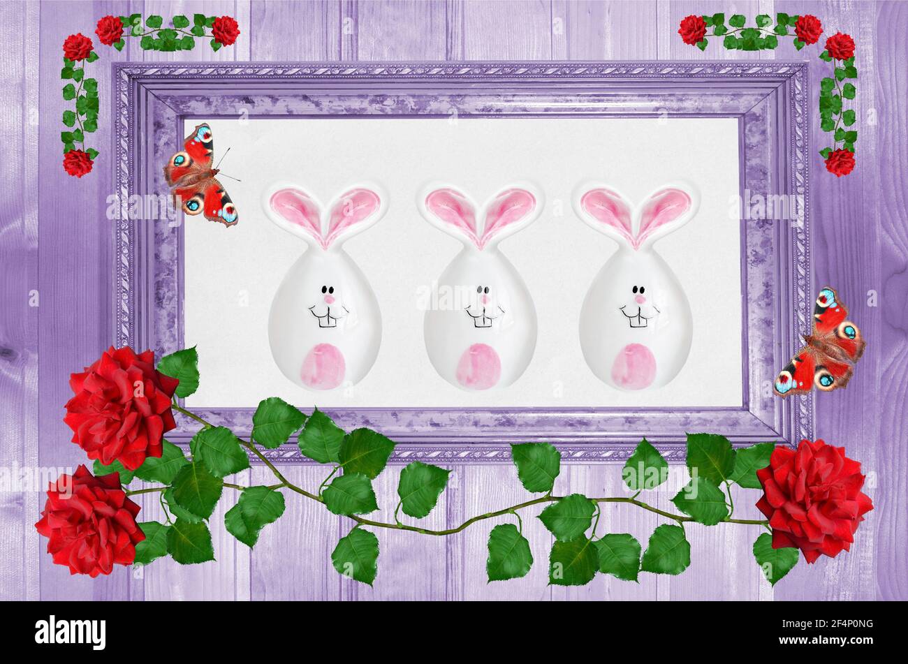 Jouets lapins de Pâques dans un cadre, fleurs et papillons sur fond violet. Le concept de Pâques Banque D'Images