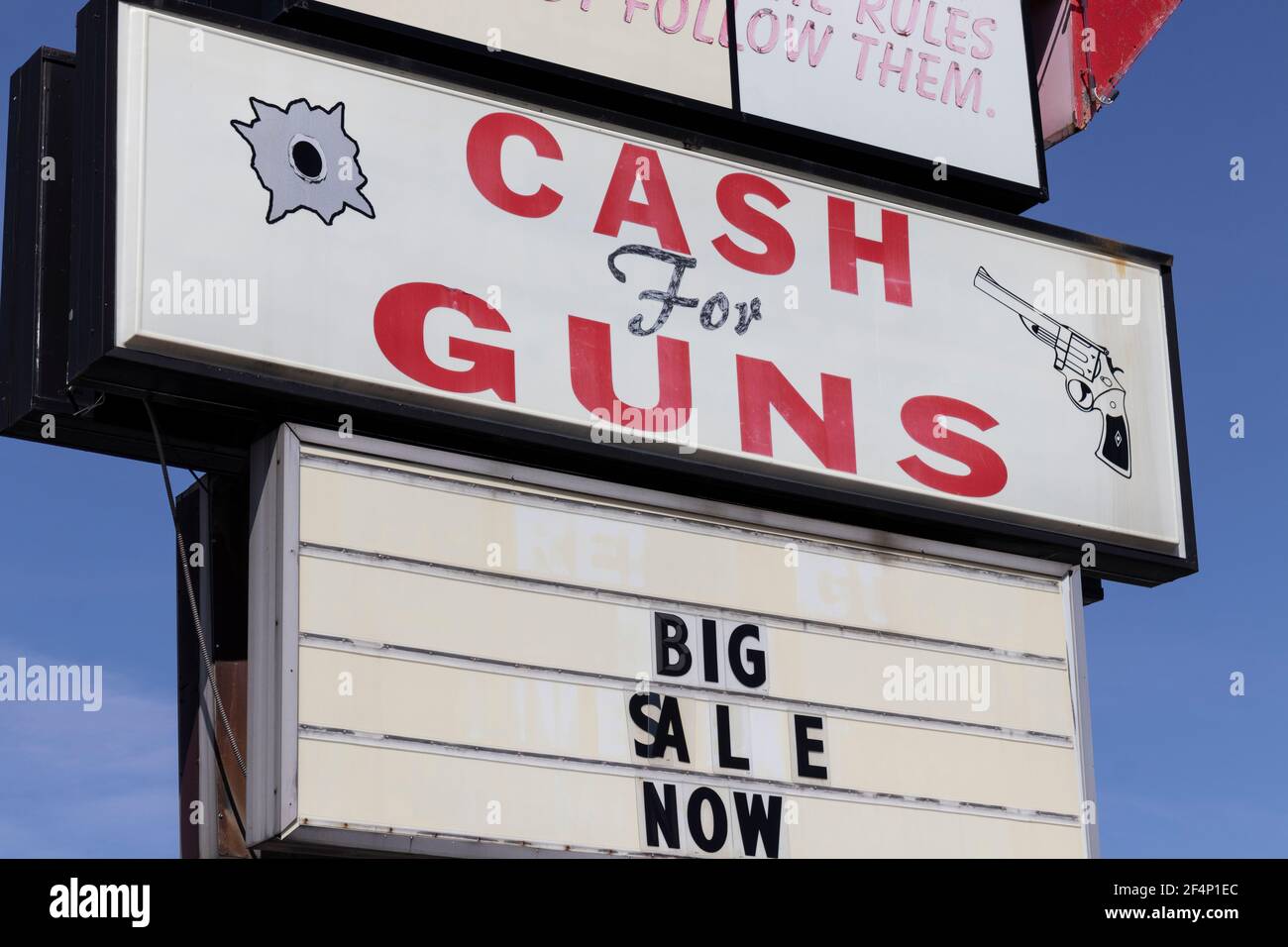 Affiche argent pour armes à feu dans un magasin d'armes à feu. Dans les périodes économiques difficiles, les gens vendent, pawn ou signe des armes et des armes pour de l'argent rapide. Banque D'Images