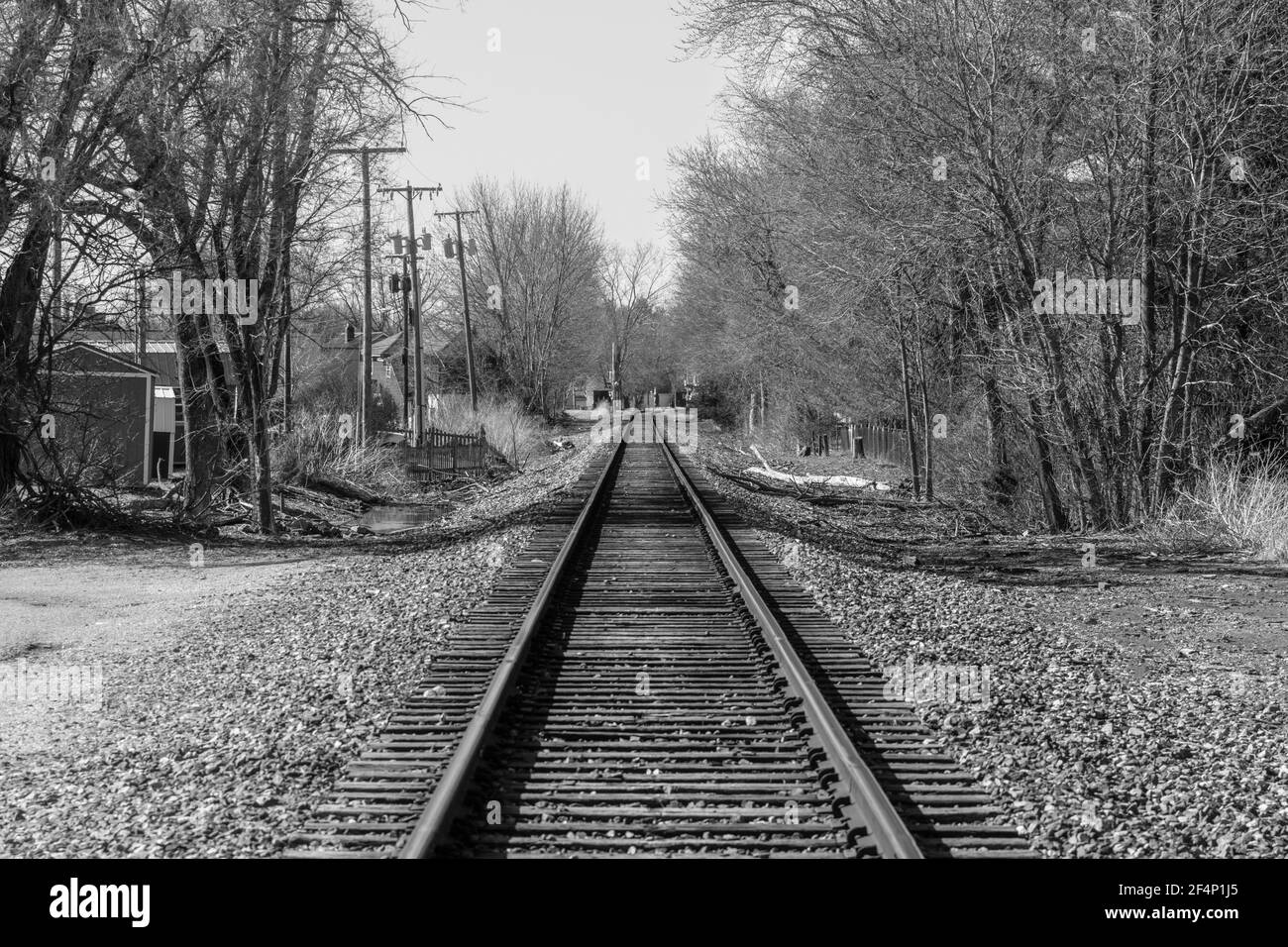 La voie ferrée disparaît à l'horizon de l'Amérique rurale. Soit un chemin en dehors de la ville ou une route vers nulle part. Banque D'Images